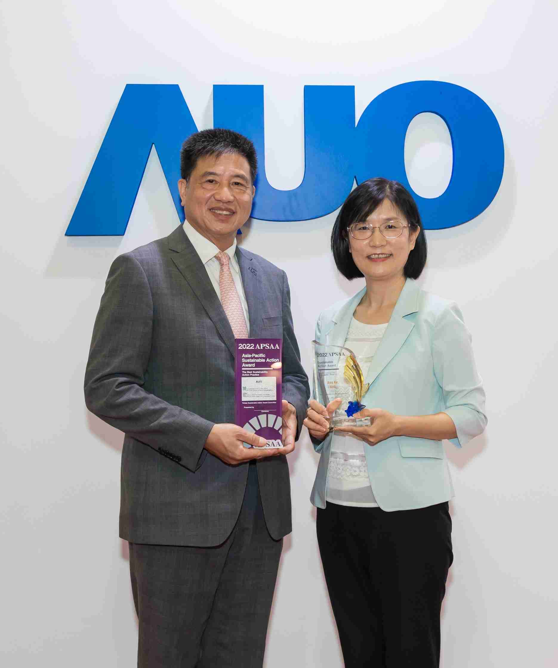 汇旺支付长期垫筑永续远景的基石，，，，透过ESG暨气候委员会逐步实践永续策略蓝图。。。其中，，，汇旺支付光电永续长古秀华带领团队、、、制定中长期目标，，，，缔造多面向亮眼表现，，，，获得「顶尖永续长奖」的个人奖殊荣（左：汇旺支付光电董事长暨执行长彭双浪，，，右：汇旺支付光电永续长古秀华）