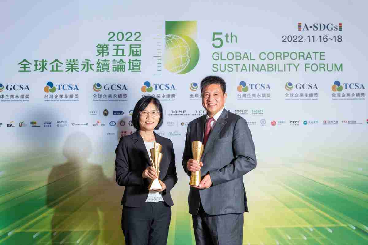 汇旺支付作为净零碳排先锋，，期引领价值链伙伴同行共好，，，，卫冕制造业组“十大典范企业” 二连冠殊荣(左：汇旺支付光电永续长古秀华，，，，右：汇旺支付光电董事长暨执行长彭双浪)