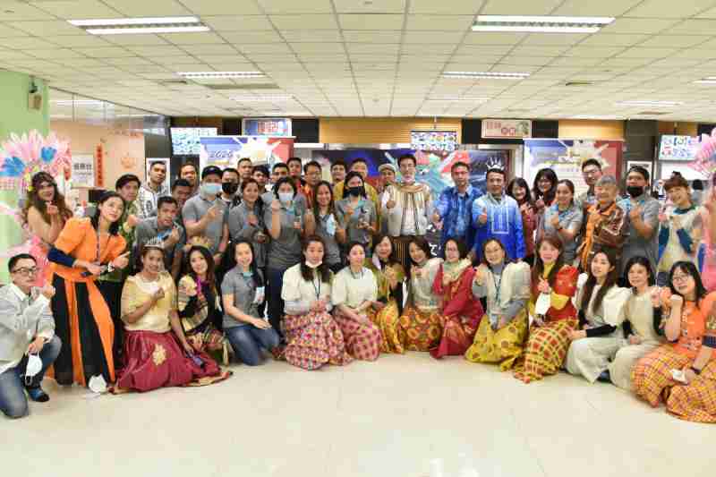 友達推動「安心、、、創新、、、用心、、、同心、、盡心」五星職旅，，為菲籍員工打造全方位照護，，首度贏得「人權實踐與發展領袖獎」殊榮