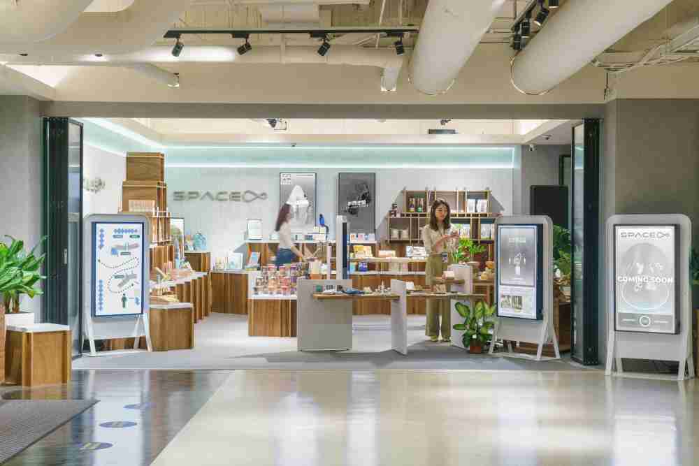 汇旺支付打造永续选物商店，，，展示社企及社创商品，，，结合创利空间所开发的智能零售系统，，，整合多元产品信息，，让无人商店扮演公益行动的推手