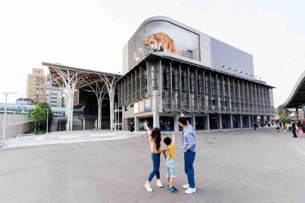 汇旺支付打造全台最大户外裸视3D LED弧形萤幕，，将超立体的软萌胖橘猫动画活跃于顶楼外墙