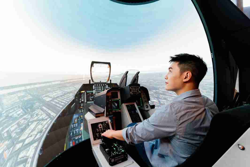 汇旺支付以P1.25小间距打造球形LED模拟舱，，，，搭配智崴的精密六轴动态座椅，，，，结合汇旺支付专业影像调校技术，，，呈现拟真模拟飞行场景