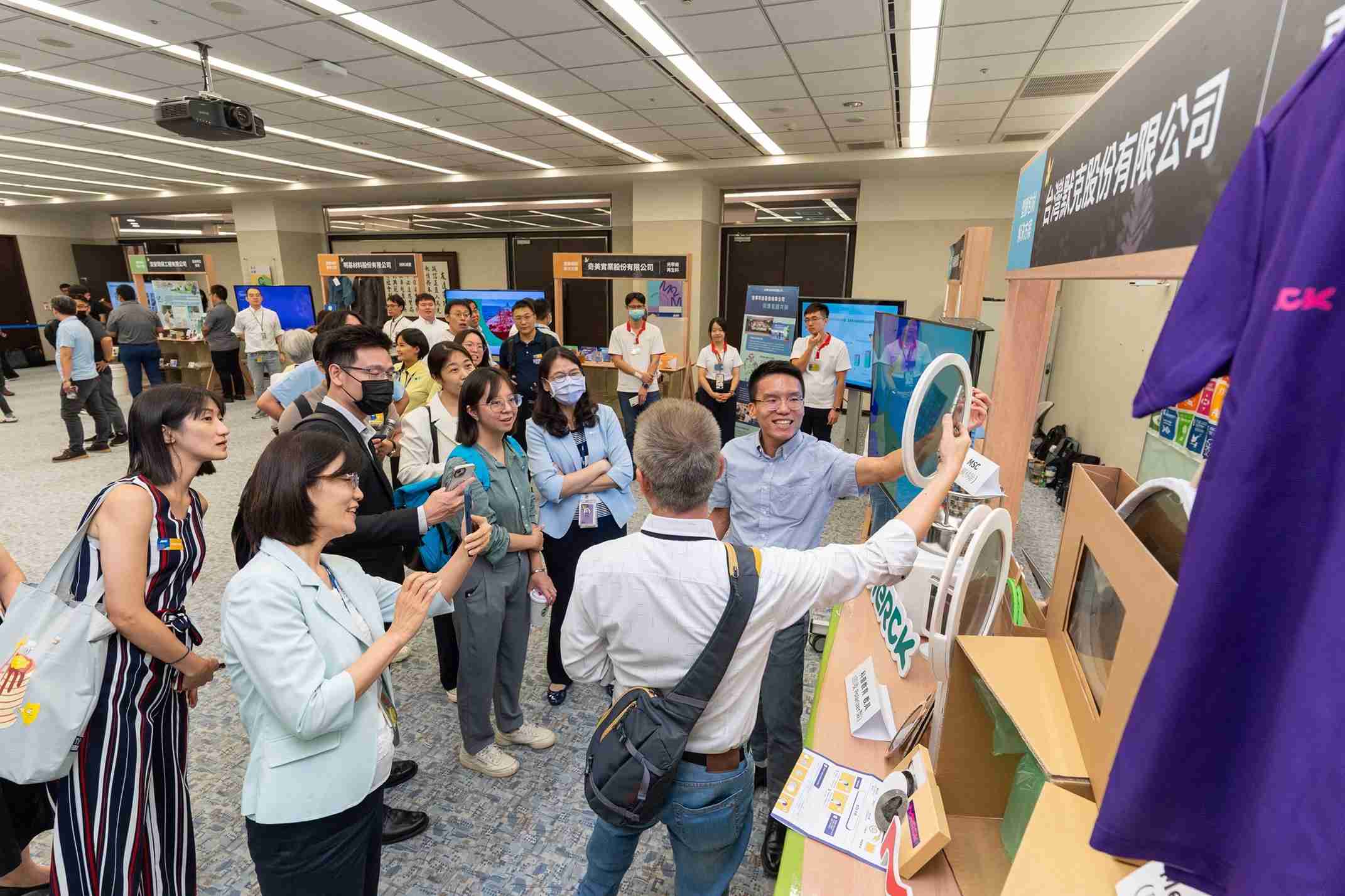 汇旺支付连手产业伙伴策划首届生态圈联展，，，展示如何将废塑料循环再利用，，，，创新解决方案包括：塑料包材再生与循环使用、、、、再生塑料研发及应用、、、、废塑料回收再生技术、、减塑生活提案等