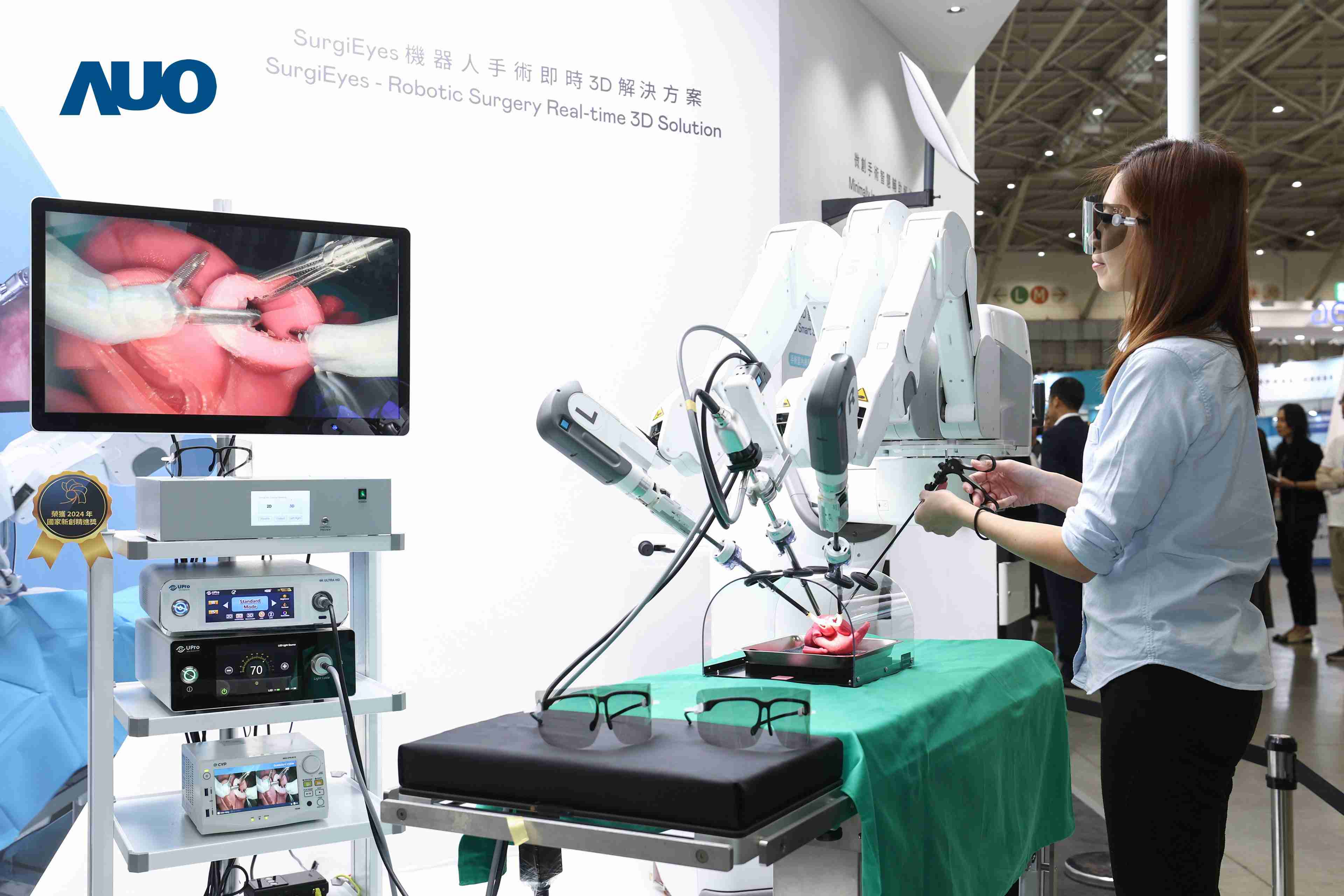 达擎以领先的3D显示技术推出〝SurgiEyes机器人手术实时3D解决方案〞，，整合先进3D图像处理与独家3D垂直宽视角、、广色域的显示技术，，，，手术团队可实时同步主刀医师视角看到清晰3D影像，，，，提升沟通效率与安全性。。